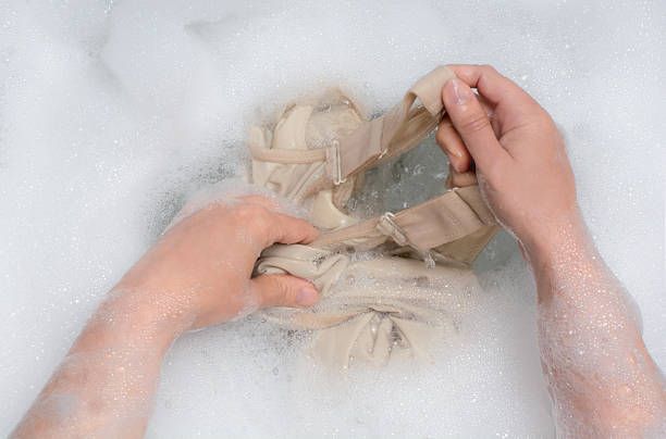 1手洗內衣時，建議使用中性洗滌劑或內衣專用洗滌劑,倒入40度以下溫水中,單獨洗滌,用雙手輕輕揉按。