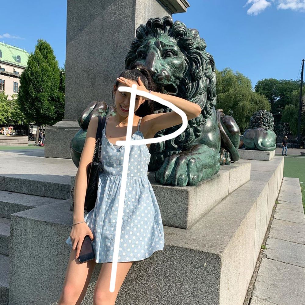 5. 「P」：先像雪炫一樣站好，然後把手輕輕放在頭上，做一個整理頭髮，或遮太陽之類的動作，便可以形成一個P字，拉長整個人的身高比例！