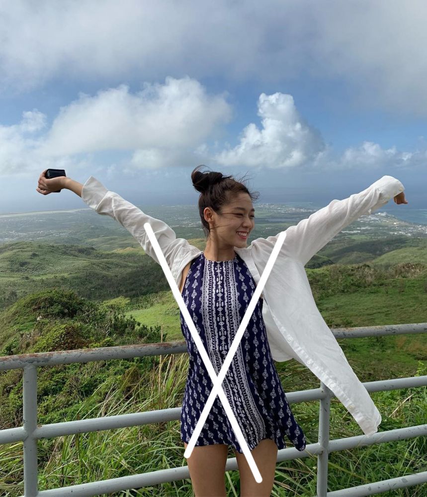 7. 「X」：只要將雙腿微微打開，然後兩手同時向上伸展，形成一個「X」字，不但可以增加照片的活力感，同時亦非常顯瘦！