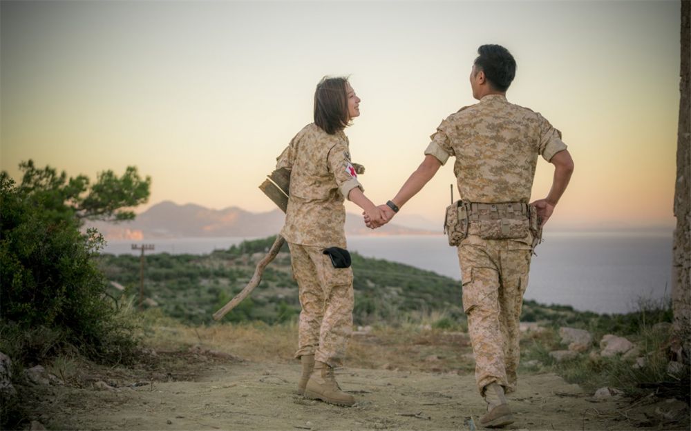 這種牽手方式暗示誰將手掌朝下放置，誰的個性會更強、扮演主導角色 。