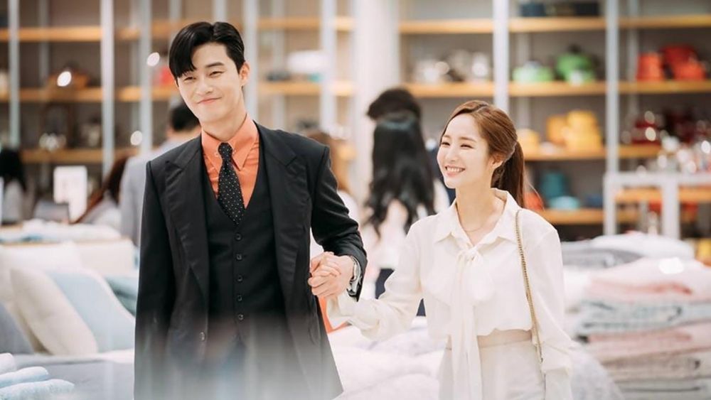 可以看作是一種表達保護慾的姿態，很多男生都會這樣牽另一半的手，特別是在過馬路或在緊張狀況時。