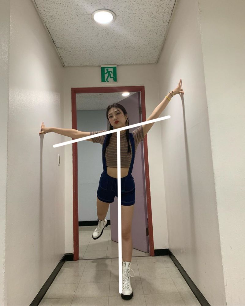 6. 「T」：這個姿勢需要左、右的背景配合，最簡單的方法便是這在牆壁與牆壁之間，然後兩手伸直，按住牆壁～