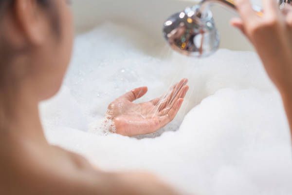 3 避免浸浴，宜選用花灑淋浴，並使用温水而不是熱水。（圖片來源：istock）