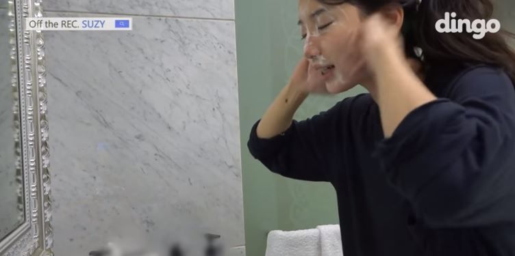 Step 2：用乳液輕柔洗臉2分鐘，減低刺激肌膚的機會。