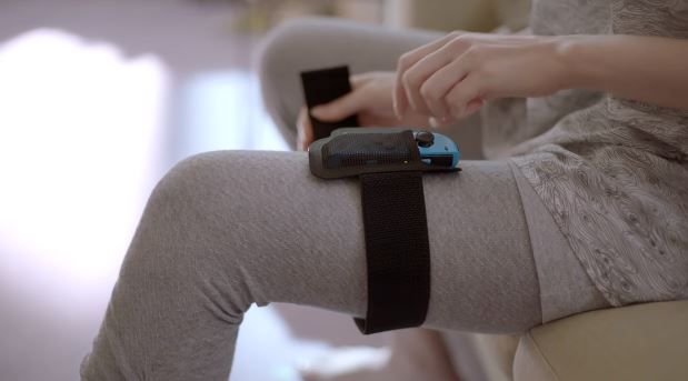 把裝上Joy-Con控制器的腿部固定帶綁在大腿上即可。