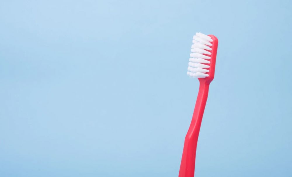 7. 很多女生看起來漂漂亮亮，但一開口便顯露發黃的牙齒，大大影響觀感。其實，牙齒的整潔十分重要，除了影響外在以外，也會減低患牙病的風險！因此一定要早晚刷牙和每天睡前使用牙線才能徹底清潔牙縫。