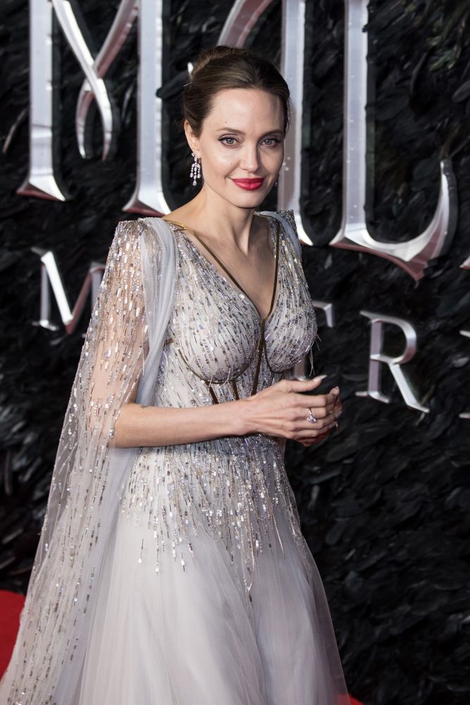 安祖蓮娜祖莉戴上卡地亞高級珠寶，出席《黑魔后2》倫敦首映禮