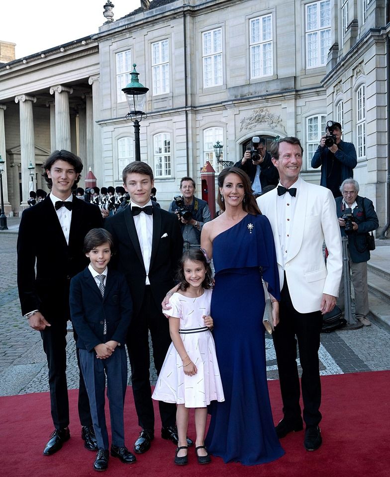 尼古拉王子平日也需要陪父母親出席王室活動。（圖片來源：Facebook @detdanskekongehus ）