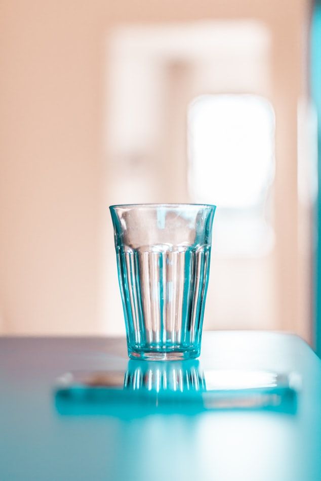 14. 多飲水-人有70％以上是由水組成，每天提醒自己至少飲8杯水，可以預防皮膚乾燥及幫助排出身體毒素。 