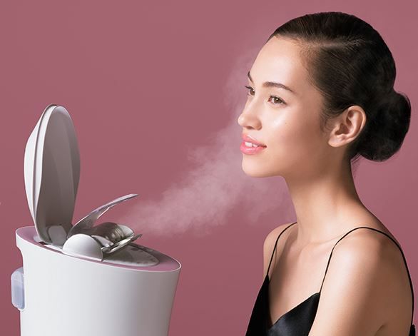 8 使用蒸面機 -不少日本雜誌及模特兒都推薦，護膚時使用蒸面機，溫暖的蒸氣幫助保濕，卸妝時深層清潔，令肌膚回復光采及彈性。