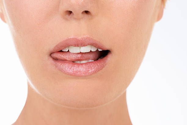3) 不要舔唇、咬唇，以免口水蒸發後帶走嘴唇水分，令嘴唇更乾燥。