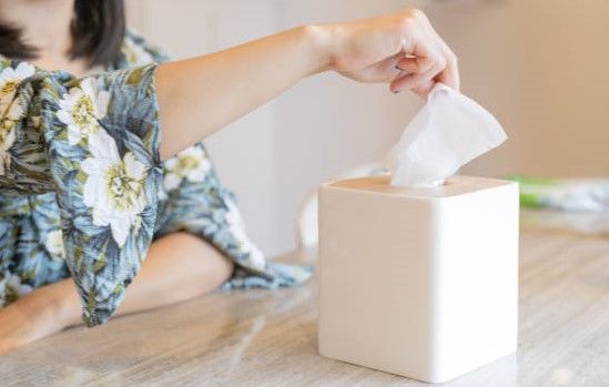 【胭脂上妝貼士2】去除多餘粉末，Mari.K建議可用紙巾或手背去除多餘的粉末。