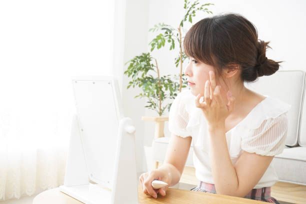 【胭脂上妝貼士4】暈染。上妝後發現臉頰邊界不自然，Mari.K建議可用化妝掃或手指將胭脂充分暈染，或用蜜粉暈染。