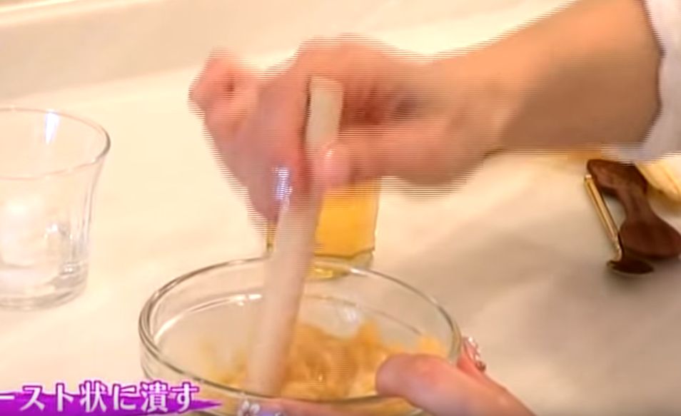 先把香蕉搗碎！香蕉含有豐富的維他命B2，可以促進肌膚的新陳代謝，同時令肌膚變得更加緊緻！