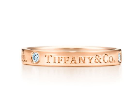 3. Band Ring 美元1400  不少人選擇tiffany這個品牌都是喜歡它獨特的品牌名字設計，這款比較中性的結婚戒指則是以它招牌名字為設計，搭配著共重0.07卡拉的鑽石，適合男生和女生作為對戒。