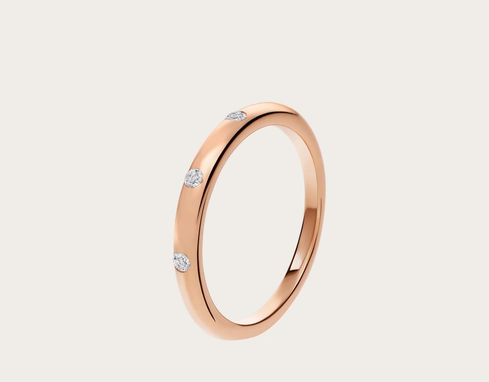 3.FEDI 18k玫瑰金婚戒 港幣8400  Fedi戒指的設計寓意著兩顆相愛的心，並靠著意大利的熱情守護這愛情。這款婚戒使用了3顆鑽石，非凡又時髦。