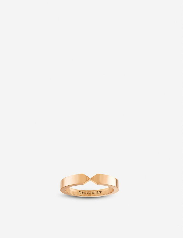  2. Plume 18ct rose-gold wedding band  使用18K玫瑰金打造的Plume系列設計比較簡單，品牌名字則刻在戒指的內緣，適合追求低調的新人們。