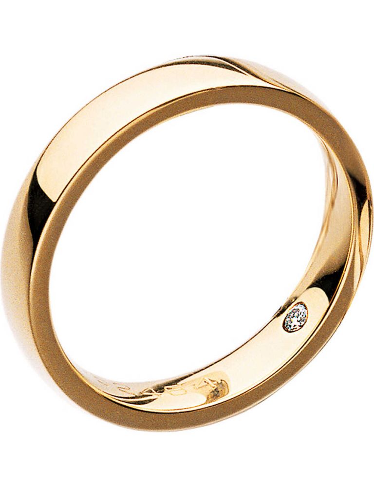 3. Les Eternelles Rubans 18ct yellow-gold secret diamond wedding band 這系列的戒指寬度是3.5毫米，同樣是以18K玫瑰金打造，搭配隱秘鑲嵌1顆明亮式切割鑽石，低調又奢華。
