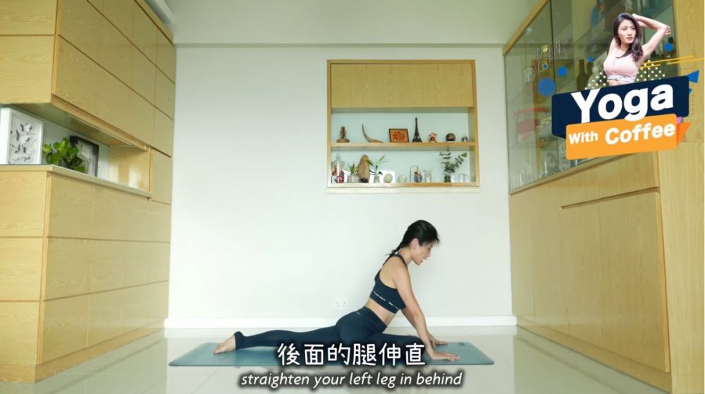 6.屈曲雙臂上身推向前 - 這個動作要跪在瑜伽墊上，將手臂夾實身體，胸口推向前。