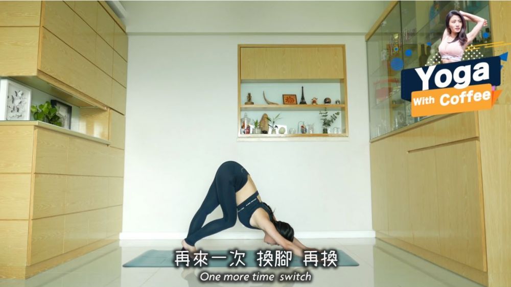 6.屈曲雙臂上身推向前 - 這個動作要跪在瑜伽墊上，將手臂夾實身體，胸口推向前。