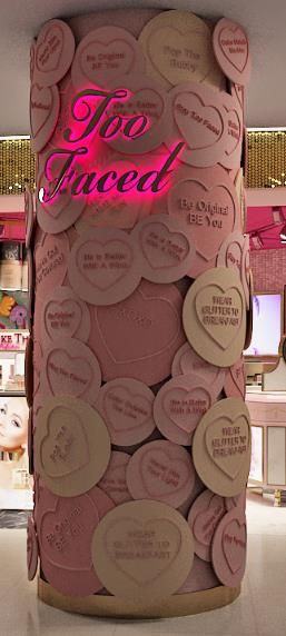 Hearts Pillar 少女心心柱：專門店正前方的圓柱，上面刻有不少女生語錄，如「Love Hangover」、「XOXO」等，來喚醒大家的少女初心。