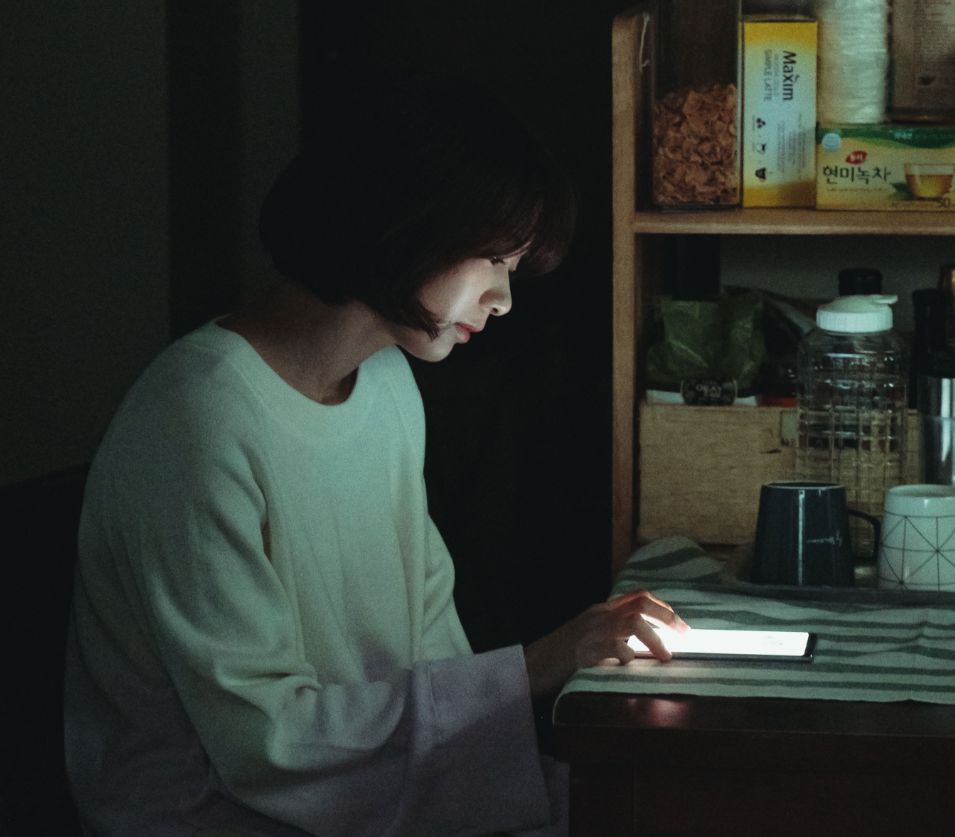 9. 依賴網絡世界:由於「世界級宅女」不愛出門,亦不愛與人有面對面交流,因此他們對網絡的依賴度非常高!網購、外賣、打機等等都成為了他們的日常,而虛擬的網絡世界亦可以減輕與人交流時的壓力,讓他們感到更加輕鬆! 9. 依賴網絡世界:由於「世界級宅女」不愛出門,亦不愛與人有面對面交流,因此他們對網絡的依賴度非常高!網購、外賣、打機等等都成為了他們的日常,而虛擬的網絡世界亦可以減輕與人交流時的壓力,讓他們感到更加輕鬆!