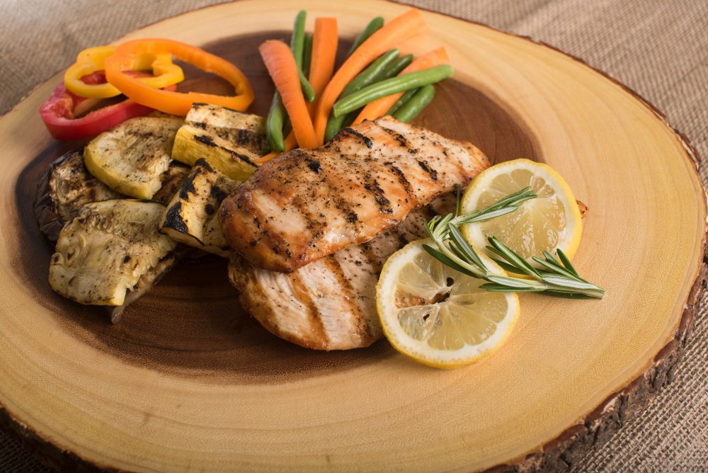 4 補充蛋白質：蛋白質有助維持整天的能量，進食一日三餐時，不妨多參考一些低熱量，高蛋白的餐單建議，謹記在午餐和晚餐時攝取充足的蛋白質。
