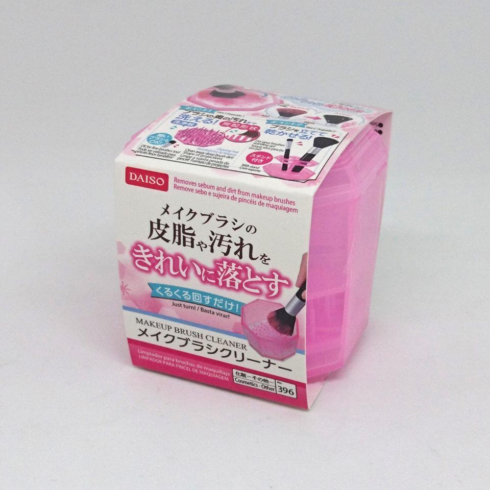 4. DAISO Makeup Brush Cleanser售價：108円（含稅）這個化妝掃清潔組用法同樣非常簡單，只要將清潔劑倒入容器，再把化妝掃在洗刷板反复轉動，然後用清水將化妝掃沖淨，這樣就可以在不髒手下把化妝掃清洗乾淨。
