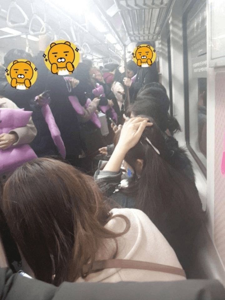 當時有路人拍下粉絲拿著紫色座墊乘搭交通工具的經典一幕。（圖片來源：FB@idolissue）
