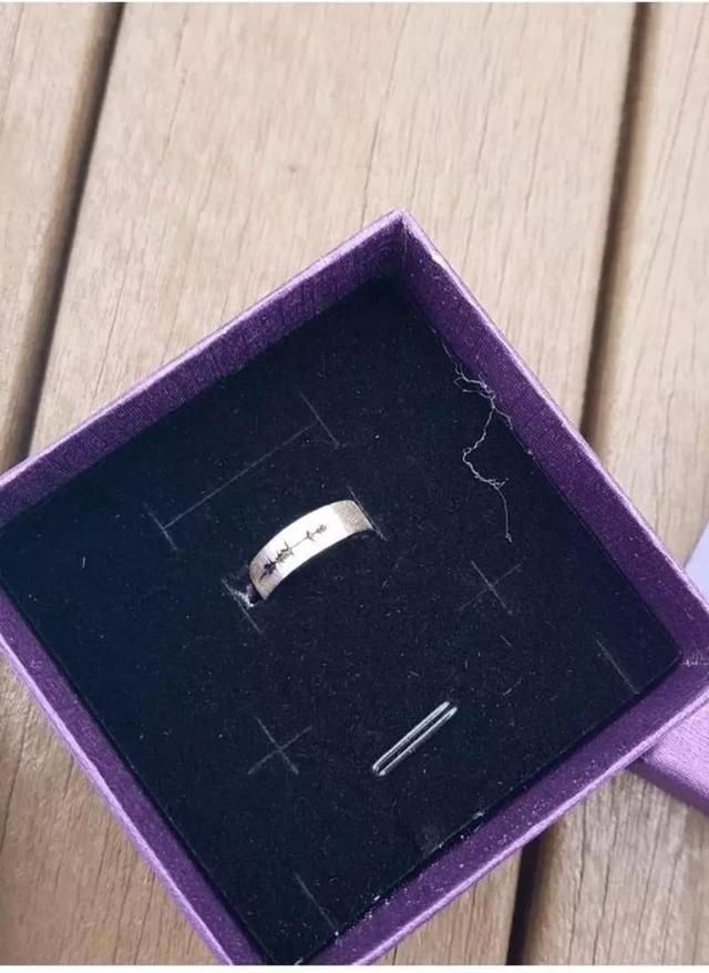 5 IU曾為2000名幸運粉絲贈送同款戒指，總值過千萬韓元。