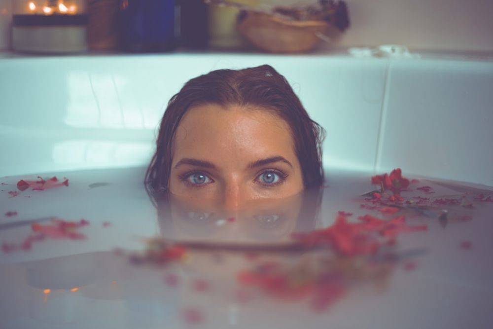 5. 洗澡時洗臉  洗澡水溫對面部肌膚來說溫度過高，用過高溫度的水洗臉的話，皮膚會變得乾燥，容易缺水！