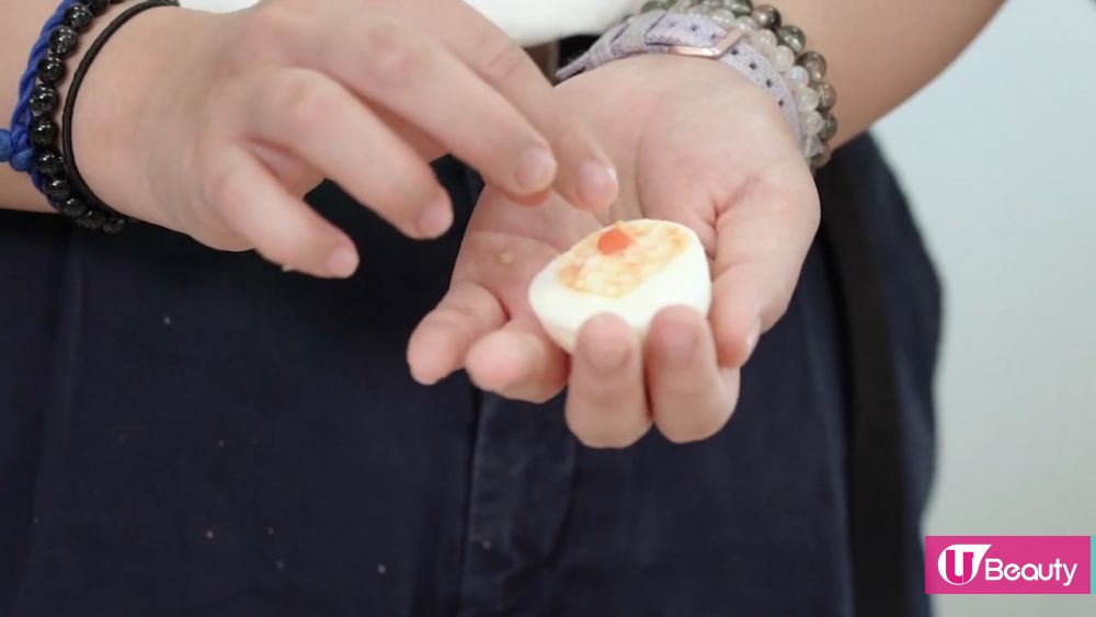  將其中一半雞蛋中的蛋黃拿走，放入蛋沙律，再鋪上迷你圓形的紫菜和顏色偏橙的蛋黃（或用紅蘿蔔都可以），弄成莎莉的嘴巴。