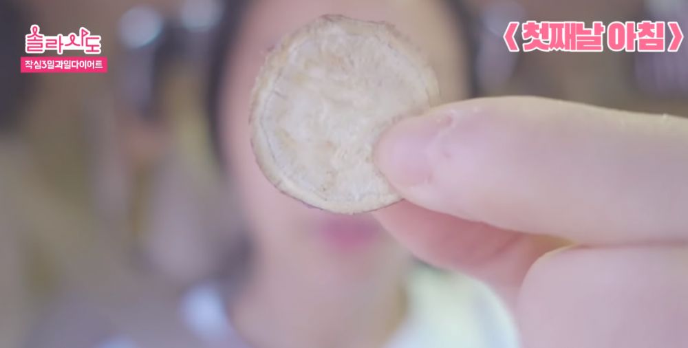 【早餐】吃完蘋果之後，頌樂通常會先喝豆奶，然後才繼續吃蕃薯。而蕃薯的部分，她則會先用空氣炸鍋炸過，剪成片狀再吃。