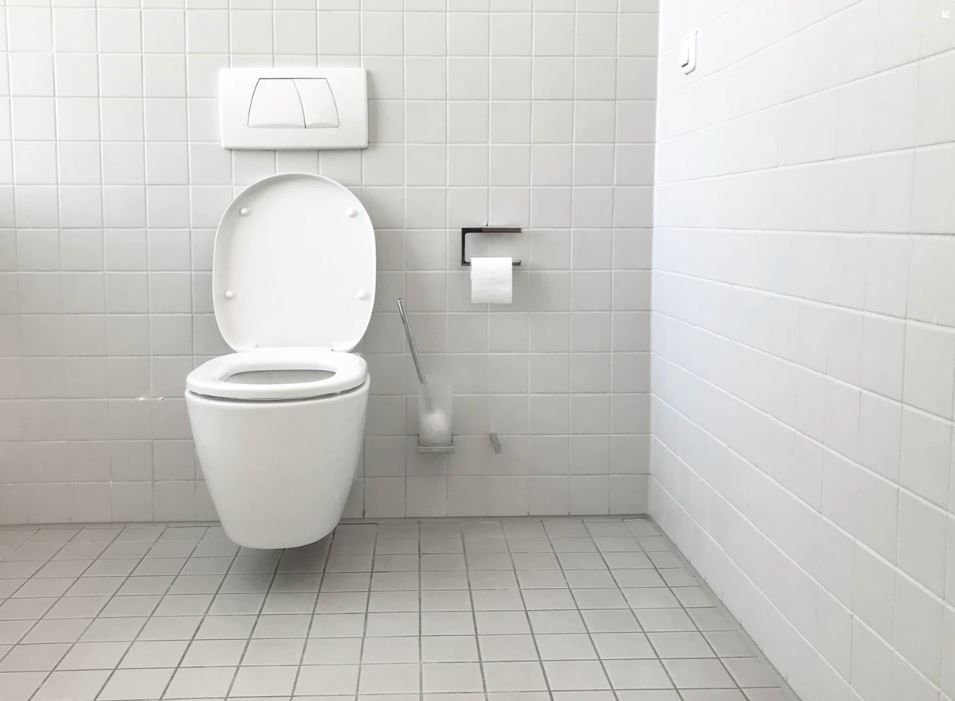 9. 不蓋馬桶沖廁 不知道你會不會蓋著沖廁？當你沖廁時，排泄物和裏面的細菌像是大腸桿菌等，有機會隨著水花噴出來，還會濺到身上或是浴室物品像是牙刷上！因此沖廁時應該蓋著廁所板，以免細菌亂噴。