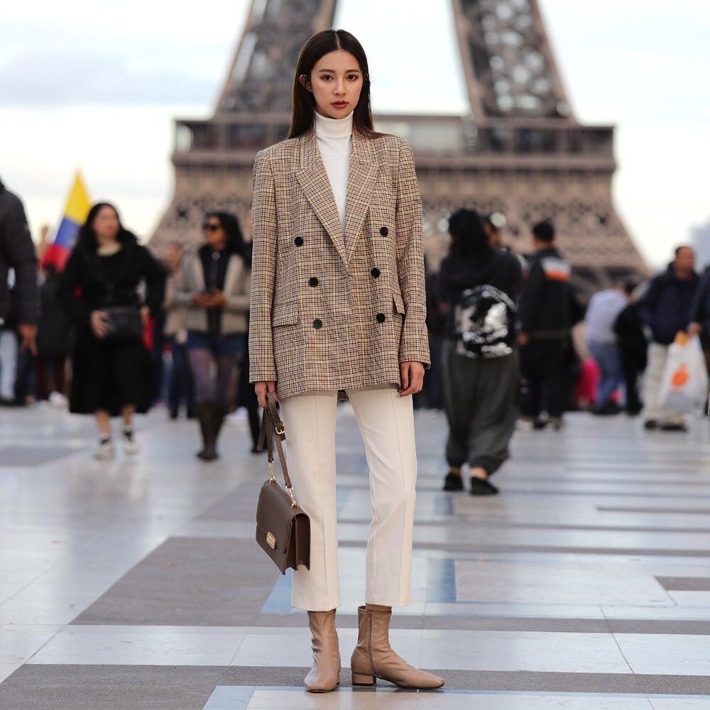 這款鞋跟約高2.5cm，是日常不敗款式，怎樣襯都很有個性。備有黑色/米色/奶茶色3個色號，你還可以選擇皮革和絨面質地。