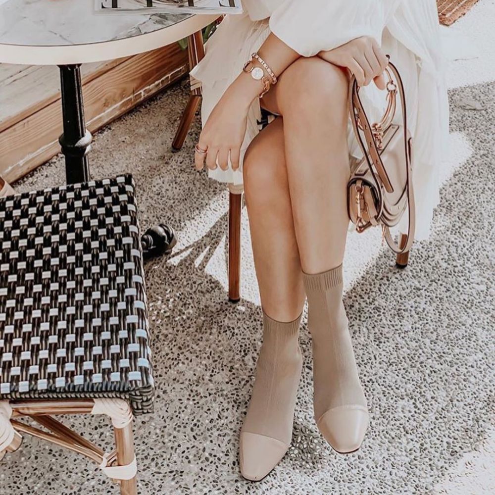 腳型較好的女生，不妨嘗試這款拼接款的裸色靴子，散發溫婉柔和的氣場。