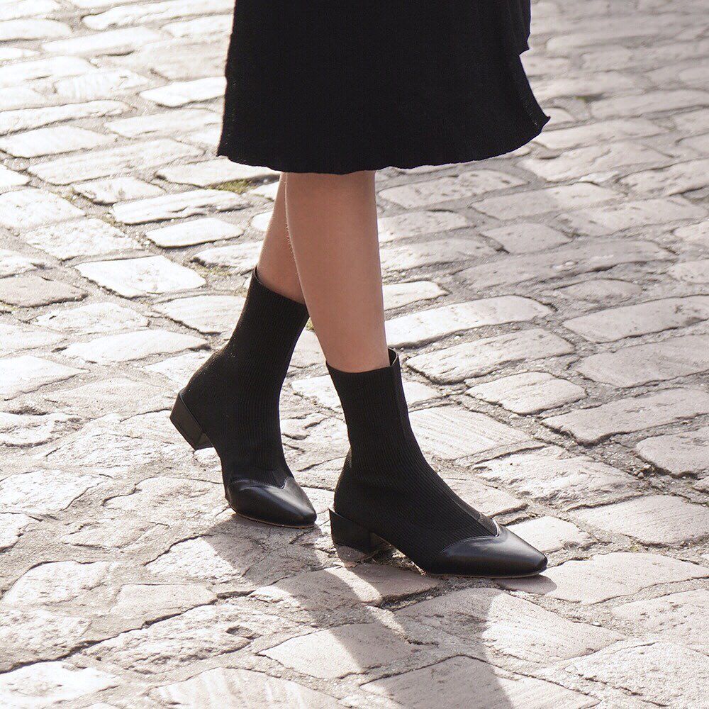 同款還有黑色選擇，一樣十分百搭。