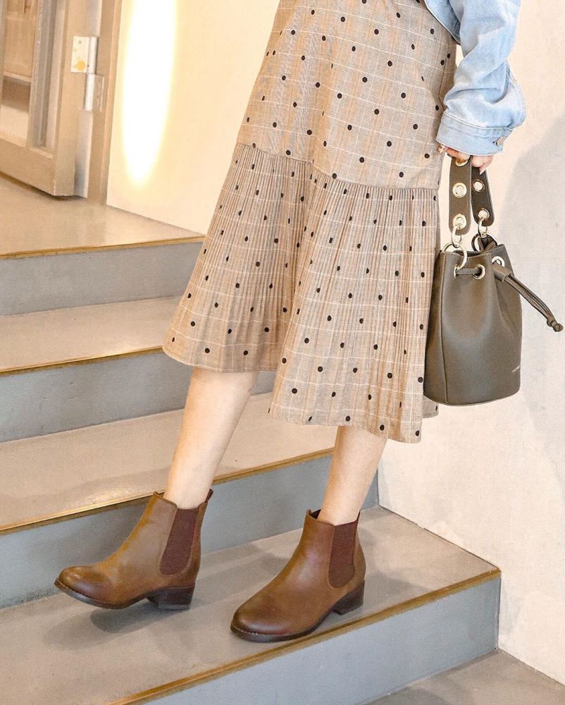 這個經典靴款經過改良，靴口以內收式剪裁，穿起來更加顯瘦修飾小腿曲線。加上，內裡加了1.5cm內增高，連外鞋跟一共高5cm，讓你在秋冬季悄悄地變高～