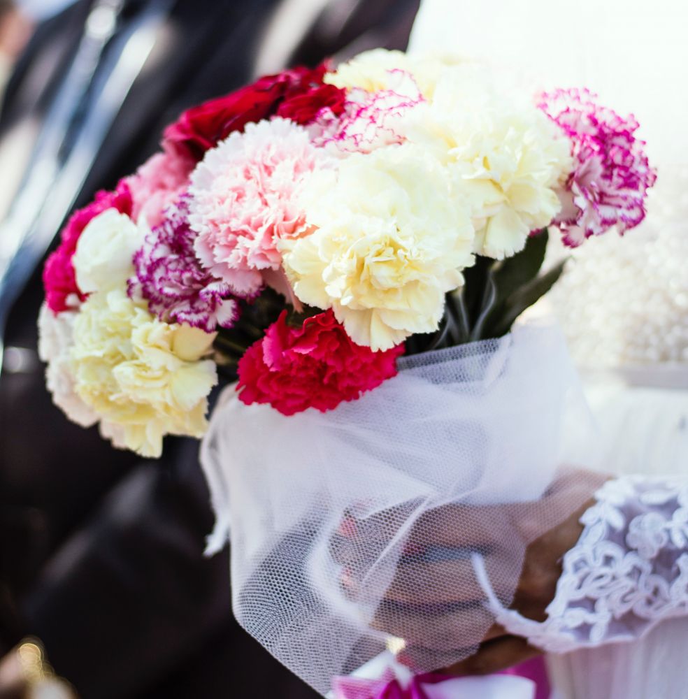 Sagittarius 射手座 – Carnations 康乃馨：可愛迷人的康乃馨如受歡迎的射手座一樣，花瓣既柔軟又簡單，是很多人會選擇在家居放置的花款之一，輕輕為室內添上一層柔和溫暖感。而康乃馨常用於婚禮或母親節時的花球，充滿着一字一句的祝福。花語有「真誠真情」的意思。