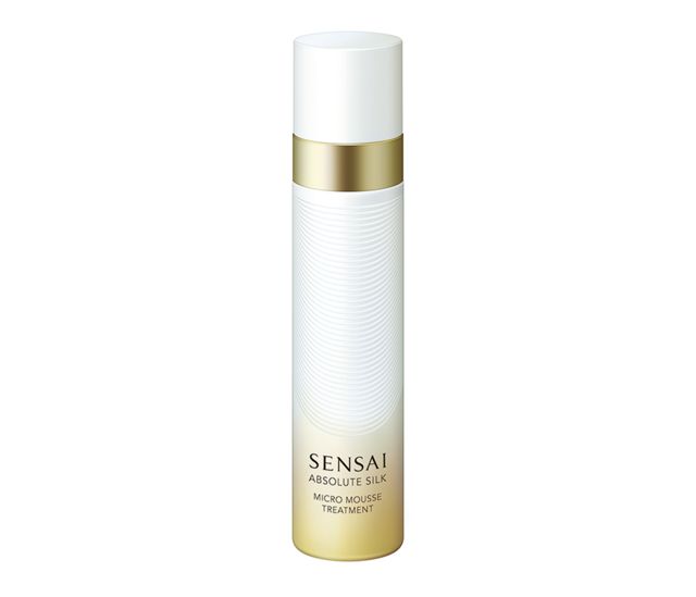 SENSAI Absolute Silk Micro Mousse Treatment (18,000日元不含稅/90mL) 由濃密細膩的碳酸泡沫形成的慕斯狀化妝水，有效滋潤及加速肌膚代謝，防止衰老，並讓皮膚煥發健康光澤。借助微泡技術，深層滲透皮膚，並增強後續產品的效果。