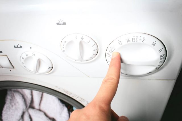2. 注意機洗模式和溫度：設置洗衣機至「手洗或羊毛模式」，緊記水溫不超過30度。（圖片來源：photo.ac）