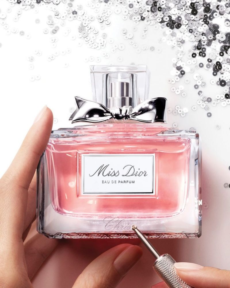 第1位：Dior Miss Dior 香薰（售價為HK$930/50ml、HK$1,350/100ml）設計優雅的瓶身，裹上清新的香調，是由卡拉布里亞佛手柑、格拉斯玫瑰和玫瑰木交織於一身的活潑香氣。