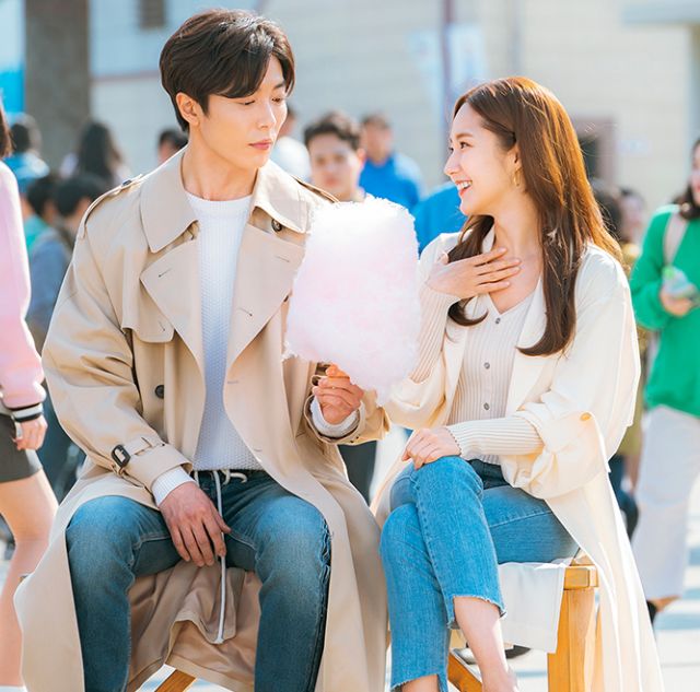 5. 不要什麼事情都告訴對方:很多女生在喜歡的對象面前,就會不停地把自己的事情通通都告訴對方,想要讓對方了解自己!但是,這樣可能會令對方覺得你只顧著談論自己,沒有在聽他說話,更會覺得你神秘感全無,有機會對你失去興趣!保留一點小秘密,除了可以保留你的神秘感,更可以增加對方想要了解你的衝動~ 5. 不要什麼事情都告訴對方:很多女生在喜歡的對象面前,就會不停地把自己的事情通通都告訴對方,想要讓對方了解自己!但是,這樣可能會令對方覺得你只顧著談論自己,沒有在聽他說話,更會覺得你神秘感全無,有機會對你失去興趣!保留一點小秘密,除了可以保留你的神秘感,更可以增加對方想要了解你的衝動~