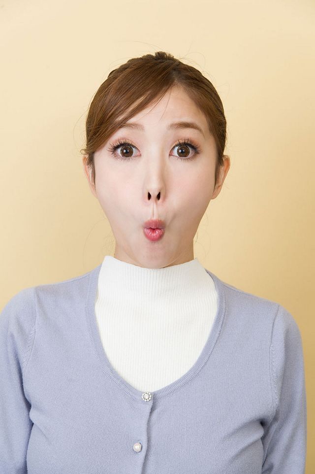 嘴唇緊閉做出「O」型，舌頭在內壓向右邊，再向左邊壓。