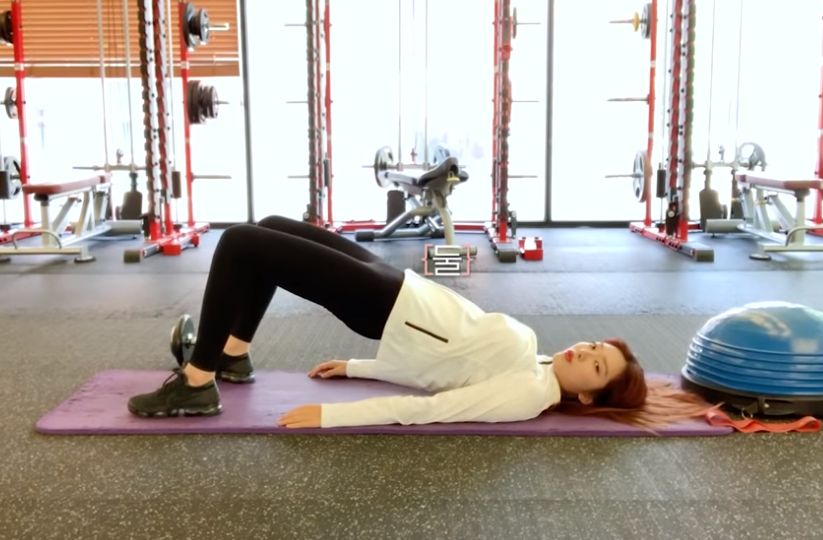【臀橋：基本動作】先躺在墊上，彎曲你的雙膝，雙腿踏在墊上並打開約肩膀的闊度，然後再用上臀部及腹部的肌肉，用力抬起下半身，使身體維持一條直斜線。大家可以每次做15-20下，重複3-4次為一組！