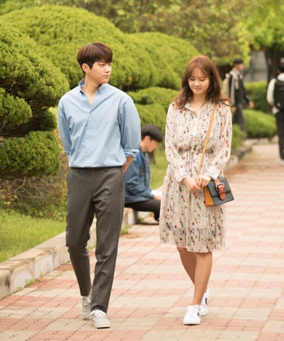 5. 主動談到自己的「可愛糗事」：不少人都會覺得，初初和自己有好感的對方約會，都一定要避免被對方知道自己的糗事！但其實主動提到自己一些微小的「可愛糗事」，例如你不知道為什麼走路時總是絆倒等，不但可以讓對方覺得你不拘小節，還可以讓對方覺得你很可愛，產生想要保護你的衝動！不過，一定要確保你的那件「糗事」很可愛就是了～（笑）