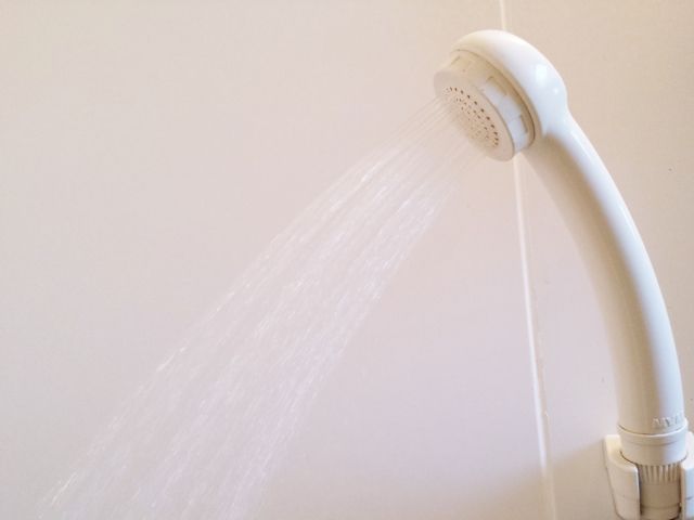 5. 建議洗頭水溫約37-38°C 。請注意淋浴時的水溫。若洗頭的水溫過高，會洗走頭皮油脂，令頭髮變得乾旱：皮膚會更易吸收化學物質，令頭髮和頭皮受損。使用接近體溫的37-38°C水清洗即可。