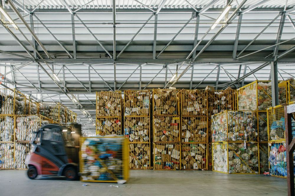 2. 其次，當店鋪內的回收箱裝滿之後，會被送至我們的回收夥伴I:CO作分撿。（圖片來源：《彭博商業周刊》/ FELIX BRÜGGEMANN ）