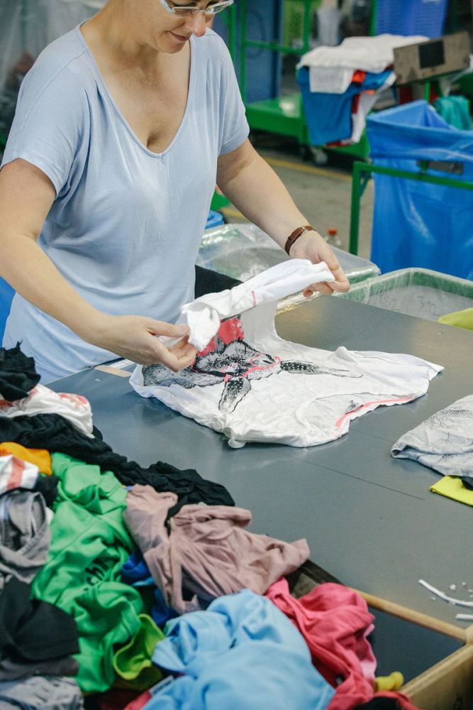 3. 之後，回收的衣物會根據400多項不同的標準得到分類和評估。（圖片來源：《彭博商業周刊》/ FELIX BRÜGGEMANN ）