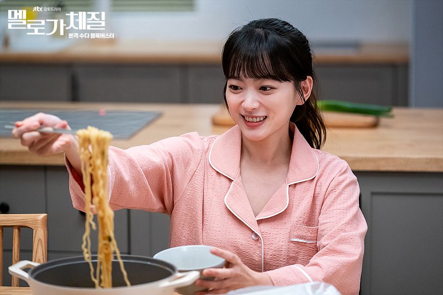 7. 嘴巴長期處於咀嚼狀態 - 綿羊一般都可以花12小時吃東西，所以嘴巴都會長期處於咀嚼狀態，正如「綿羊系」的女生一樣，她們喜歡獨自一旁默默吃東西，在別人眼內會覺得她們的嘴巴好像整天都在咀嚼著小零食、糖果和香口膠等等，沒完沒了似的。而看到食物時樣子展露出的喜悅感，或比起收到禮物更開心呢！